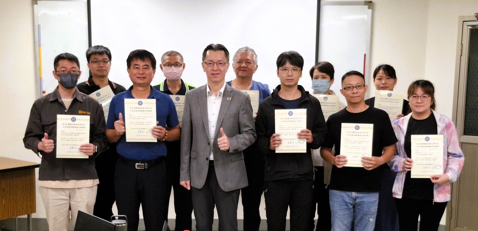協易機械總經理頒發「溫室氣體盤查與碳足跡計算 內部查證訓練課程結業證書」給與十家供應商代表 協易機械總經理頒發「溫室氣體盤查與碳足跡計算 內部查證訓練課程結業證書」給與十家供應商代表