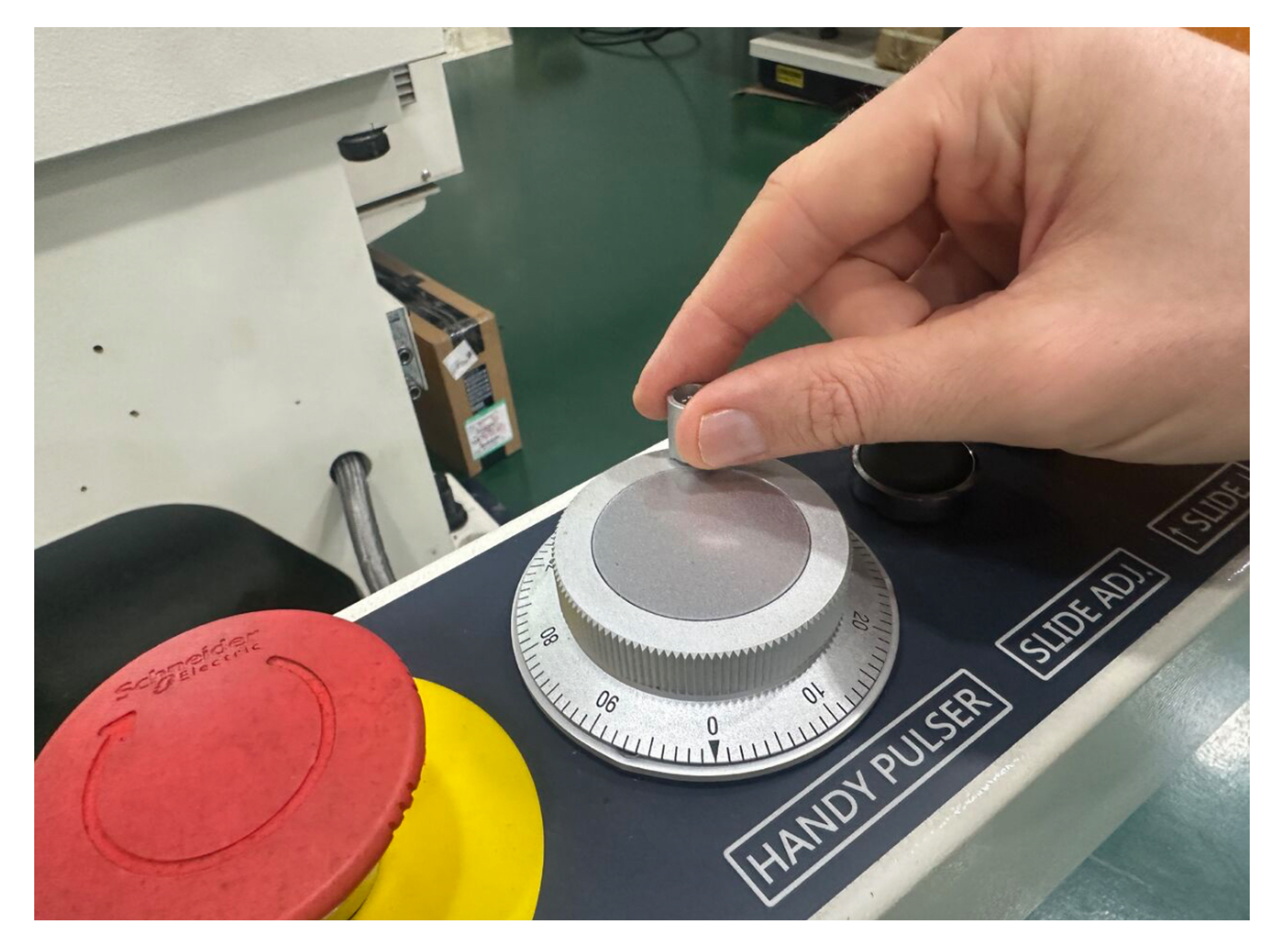 透過操作手輪精準控制衝頭位置