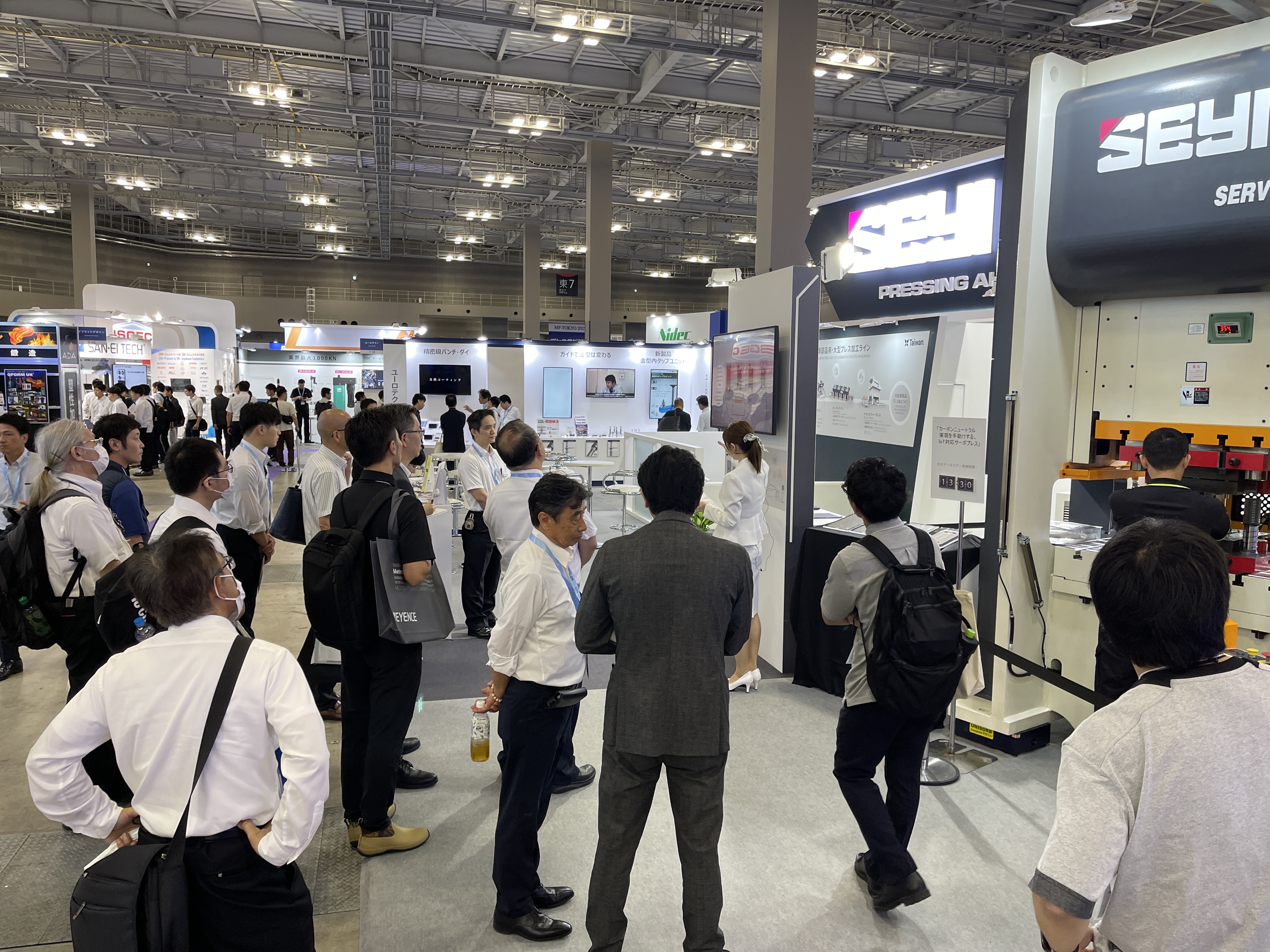 Visitors in front of the stage to see the demonstration.